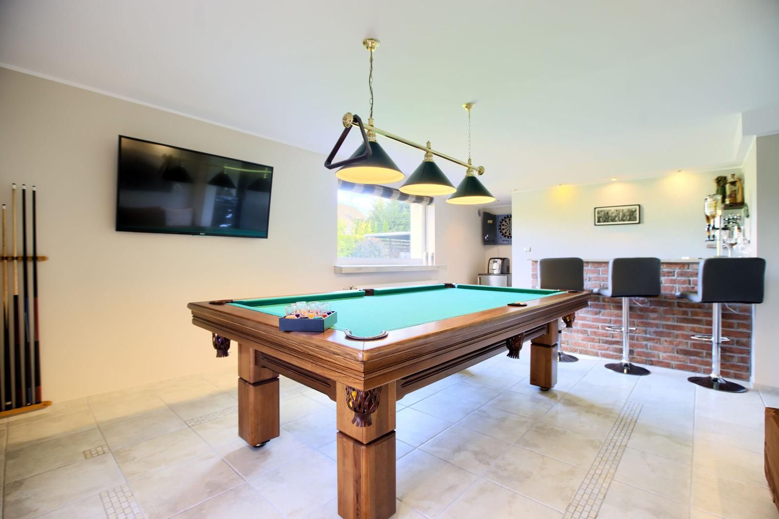 Billardtisch und Bar mit Klinkerwand