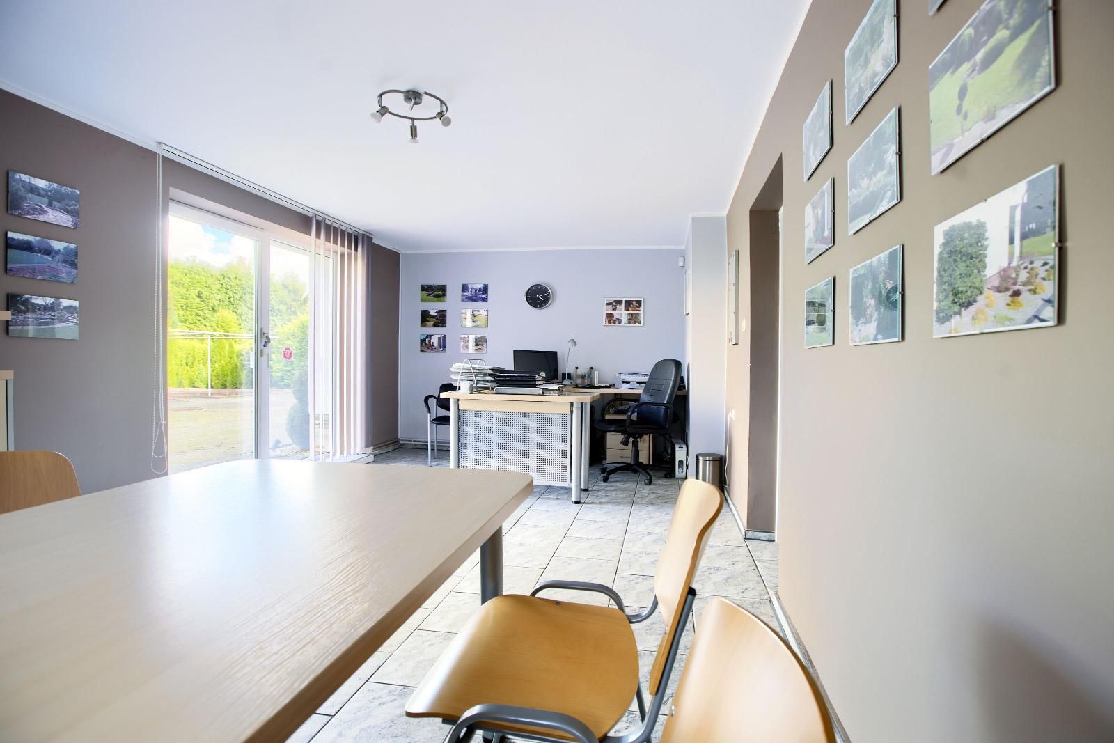 Arbeitszimmer mit Schreibtisch und Ausgang in den Garten