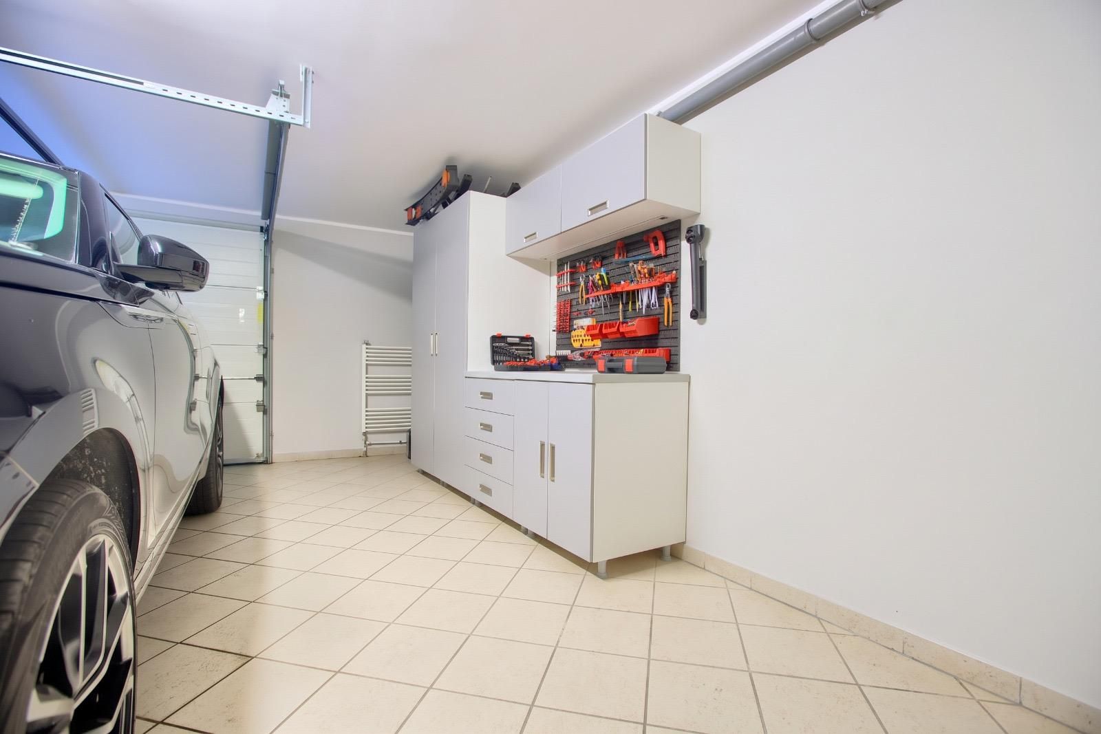 Garage mit Werkstattbereich und Einbauschränken