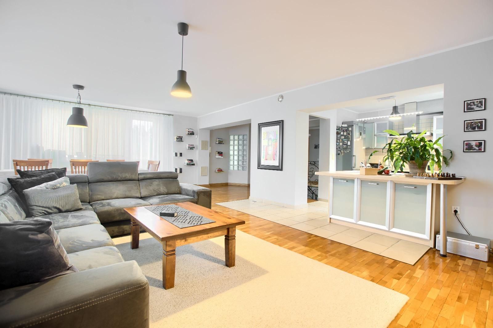 Wohnzimmer mit Ecksofa, offen zur Küche